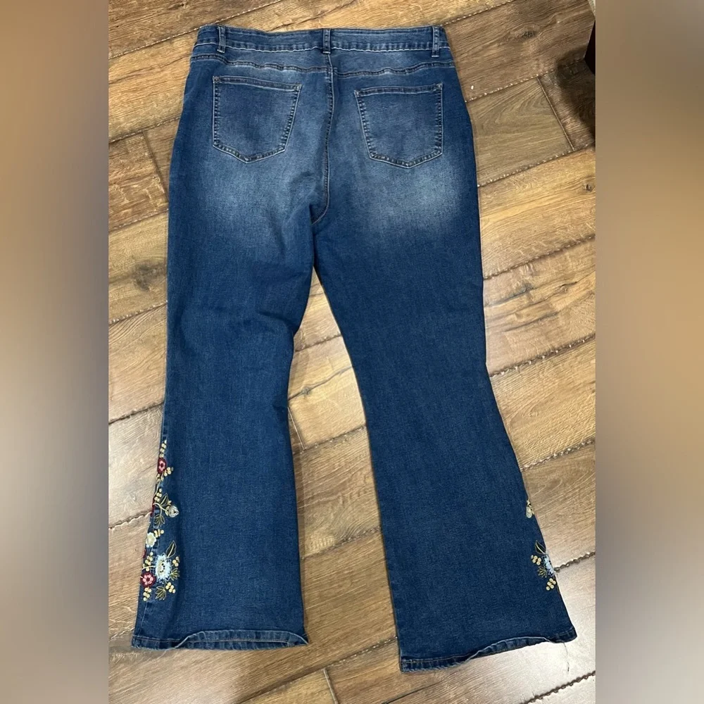 Oak & Vine High Rise Flare Leg Five Pockets Embroidered Jeans. Size 20 - Picture 2 of 5